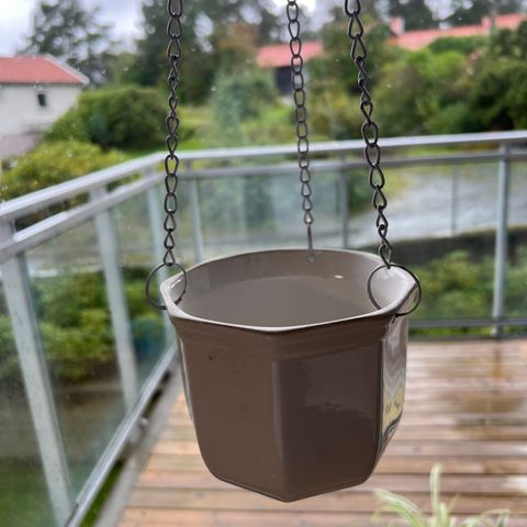 Hanging pot