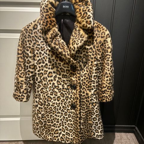 Leopardkåpe i fuskepels fra Topshop. Str 36