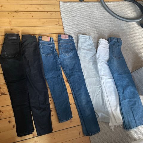 Jeans og dressbukser selges samlet til 300kr