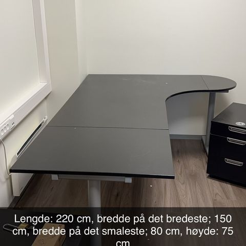 Kontor møbler gis vekk