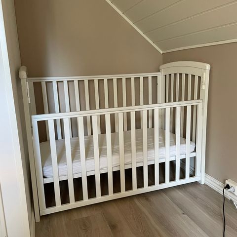 Bed side crib sprinkelseng