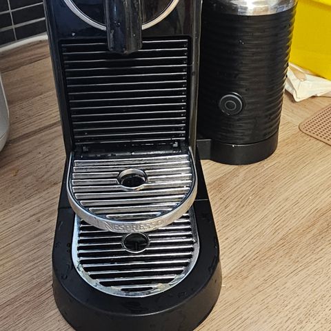 NESPRESSO® CitiZ & Milk kaffemaskin sort med 290 kaffekapsler