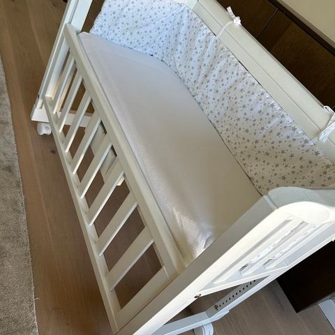 Bedside Crib med madrass og sengekant