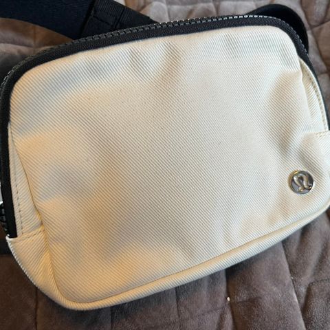 lulu lemon, veske, crossover, offwhite med svart reim, ubrukt, kr 400 (ny 560)