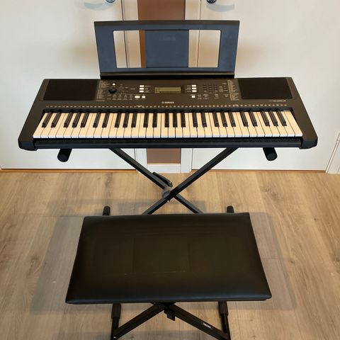 Yamaha PSR-E363 keyboard m/stativ og krakk