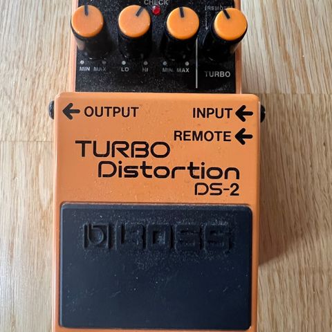 BOSS Turbo Distortion DS-2 - gitar pedal