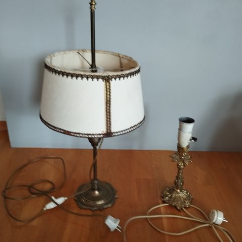 En retro og en gammel messing lampe selges samlet.