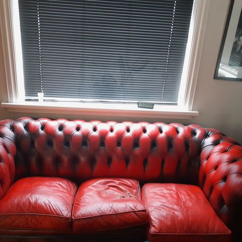 Chesterfield sofa som trenger ett nytt liv