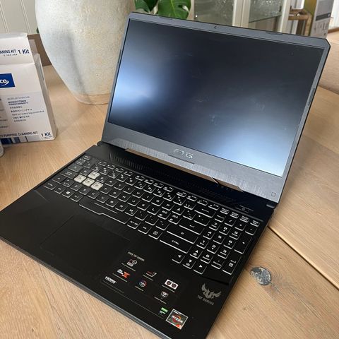 Asus Gaming Laptop med ekstern skjerm