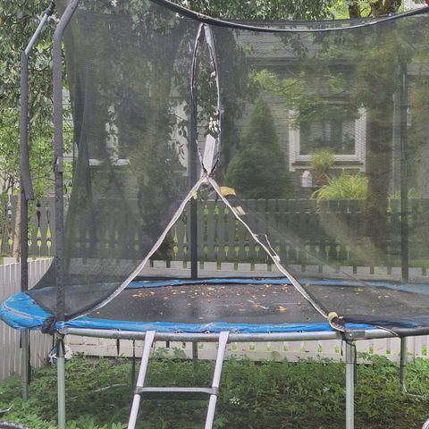 DEMONTERT Trampoline gis bort