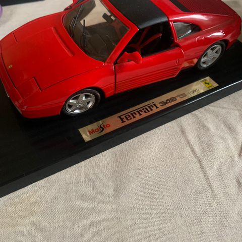 Ferrari og åpen sportsbil