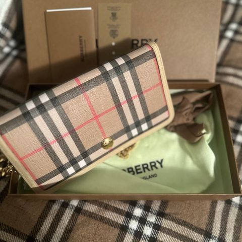 Burberry wallet on chain