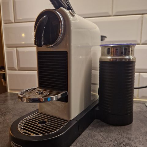 Nespresso kaffemaskin, med melkeskummer