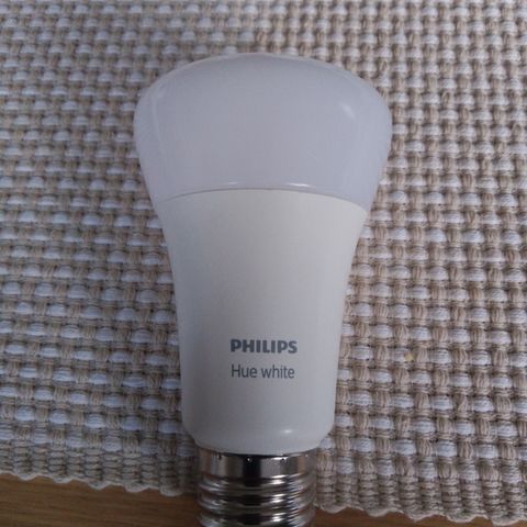 Lite brukt Philips Hue White LED E27 A60 2700K 800lm 9W smart lyspære