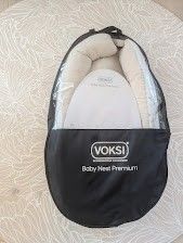 Voksi® Baby Nest Premium, hvit & lysegrå (med oppbevaringspose)