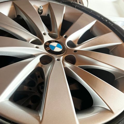 BMW originale Vinterfelger med Pirelli dekk og luft sensor