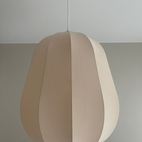 Taklampe i beige med hvit ledning. Som ny.