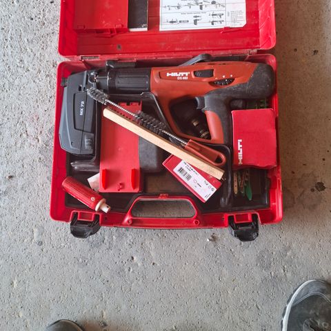 Hilti betongpistol for betong og jern med magasin.