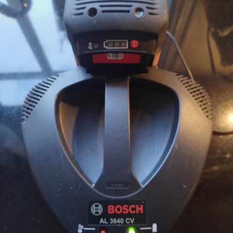 Bosch al 3640 cv Lader og batteri