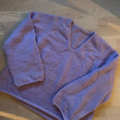 Hjemmestrikket v-hals genser (petite knit)