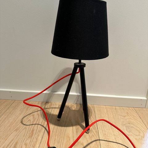 Svart bordlampe selges