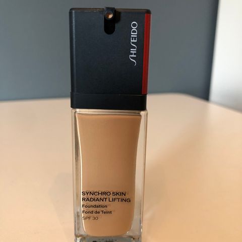 Shiseido Synchro skin Radiant Lifting foundation