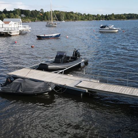 NY PRIS! Flytebrygge (7 meter) med landgang og utriggere til salgs.