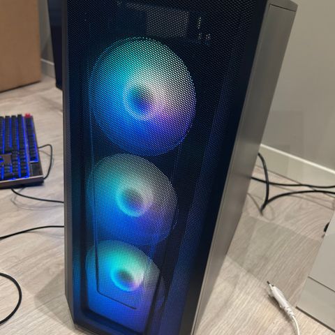 Komplett-PC Advanced Gaming a130 RGB. Kjører alle spill med veldig god ytelse.