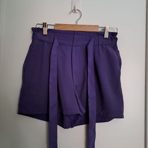 BIKBOK shorts i lilla