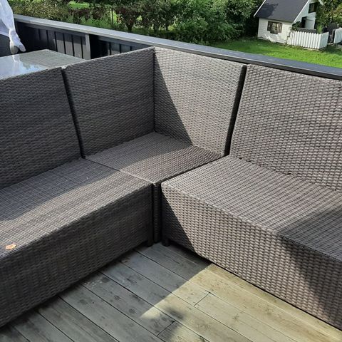 Utemøbeler (uten puter) stor sofa, 2 stoler og 2 bord.