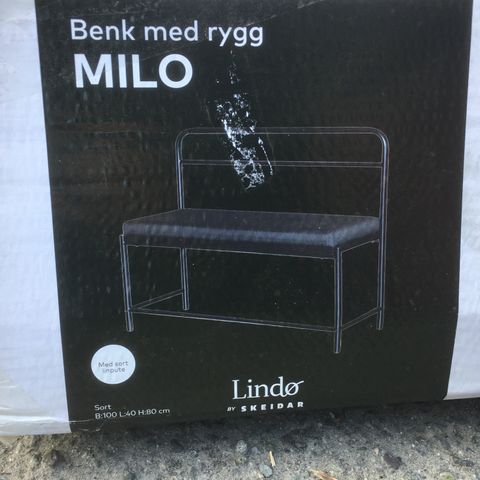 Sittebenk Milo med rygg, sortlakkert metall, sort linpute