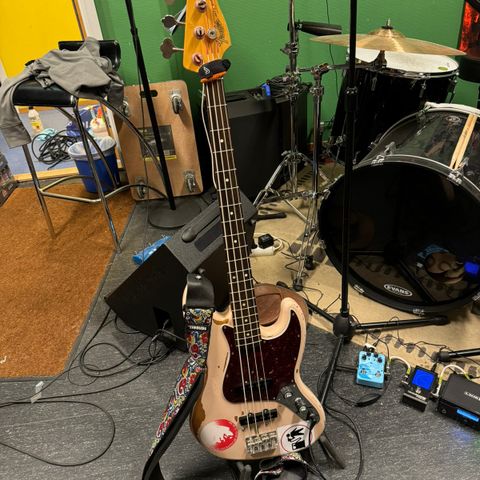 Fender Flea Signatur Jazzbass med noen ekstra detaljer