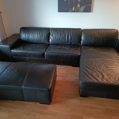 Sort sofa i ekte skinn