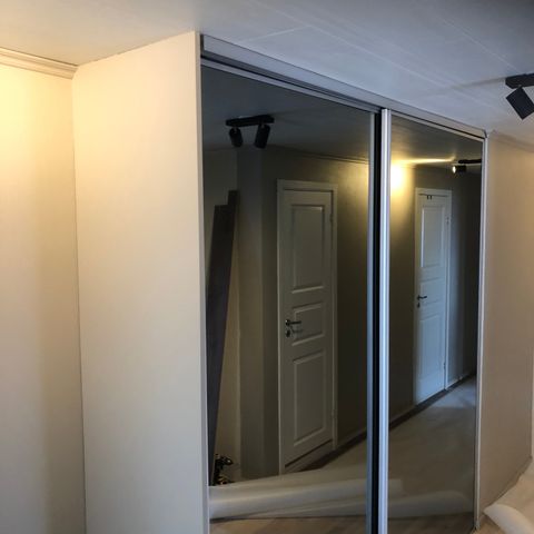 Skyvedørs garderobe