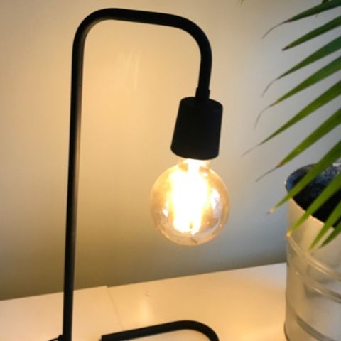 2 stk Bordlampe i svart per stk 299