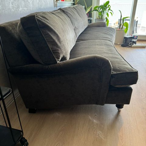 3/4 seters buet howard sofa i brunt velur stoff. (RESERVERT)