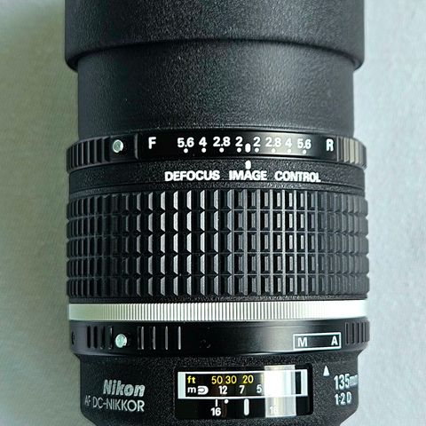 NIKON  AF DC-Nikkor 135 mm 2.0 D   NY PRIS!