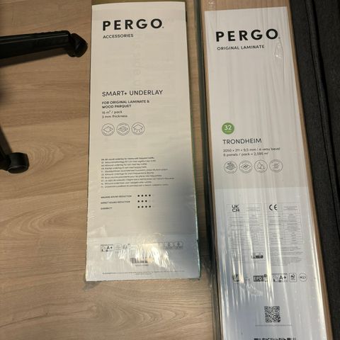 Ubrukt pergo laminatgulv gulv Trondheim Fresh Nordic Oak og underlag.