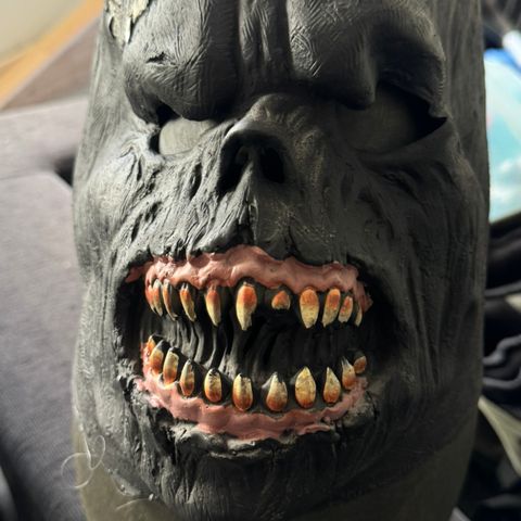 Monster maske i latex selges da lite brukt