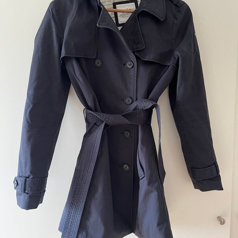 Klassisk trenchcoat fra EDC by Esprit💙