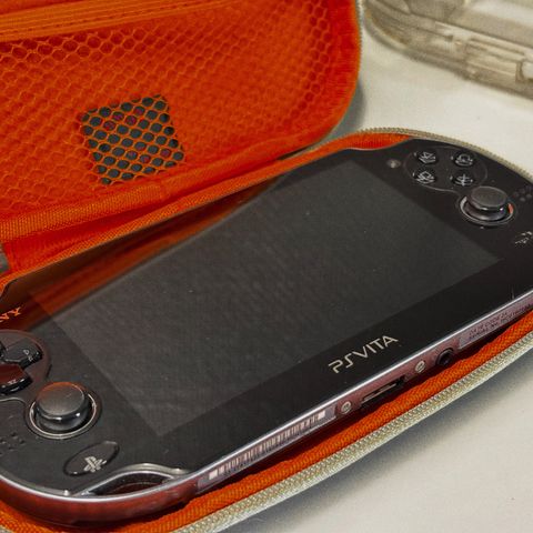 PS Vita til salgs - Brukt, men i veldig god stand!