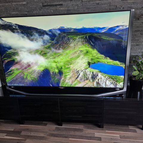 79" LG 4K smart TV med tilhørende TV benk