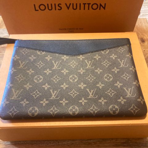 Louis Vuitton Daily Pouch