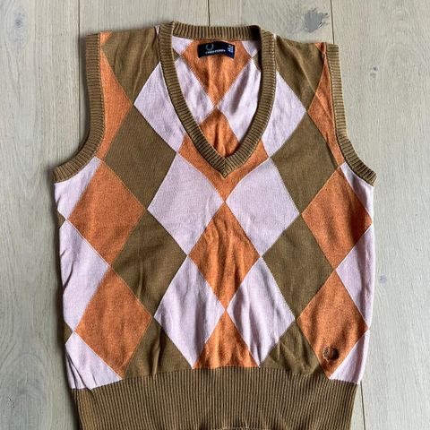 Fred Perry Vest str 42 (tilsvarer str 40)