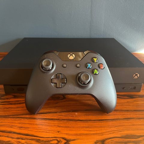 Xbox One X m/1 kontroller