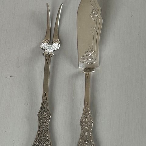 Flat rose. Sølv. Vintage. Kniv og gaffel til sitt bruk.