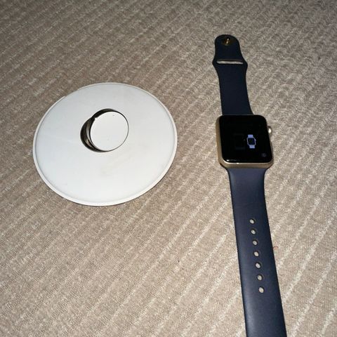 Apple Watch gen 1. Med ladedock.