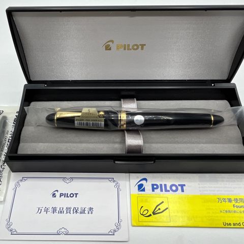 Fyllepenn Pilot Custom 742 sort S-splitt (signature) 14k gull (ny)