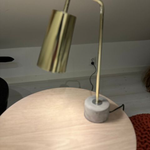 Bordlampe av gul krom med betongfot