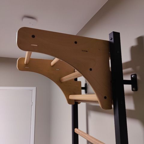 Pull-up bar og benkeplate til BenchK ribbevegg